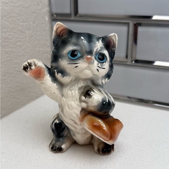 Vintage Cat Kitten Figurine Waving Holding a Shoe 1940s 1950s Made in Japan - Picture 2 of 8
